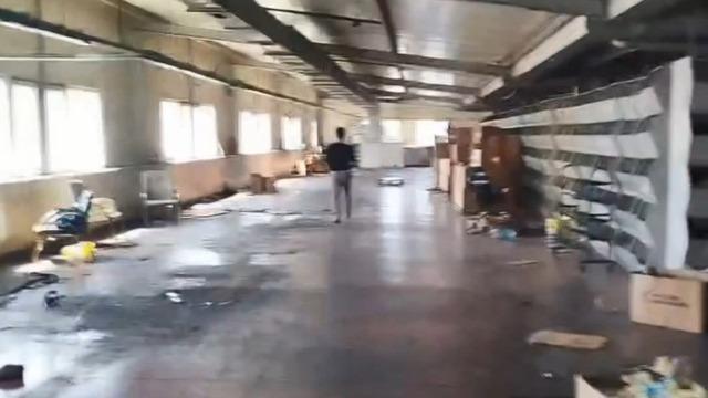 Yer: Bahçelievler! İşçileri izne çıkartan kardeşler, fabrikayı boşaltıp ortadan kayboldu... Nereye kaçtıklarını bilmiyoruz, mağduruz