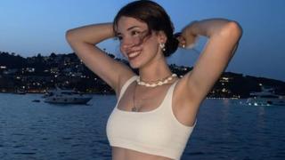 Tatilin keyfini sürüyor! Peş peşe bikinili pozlar...  