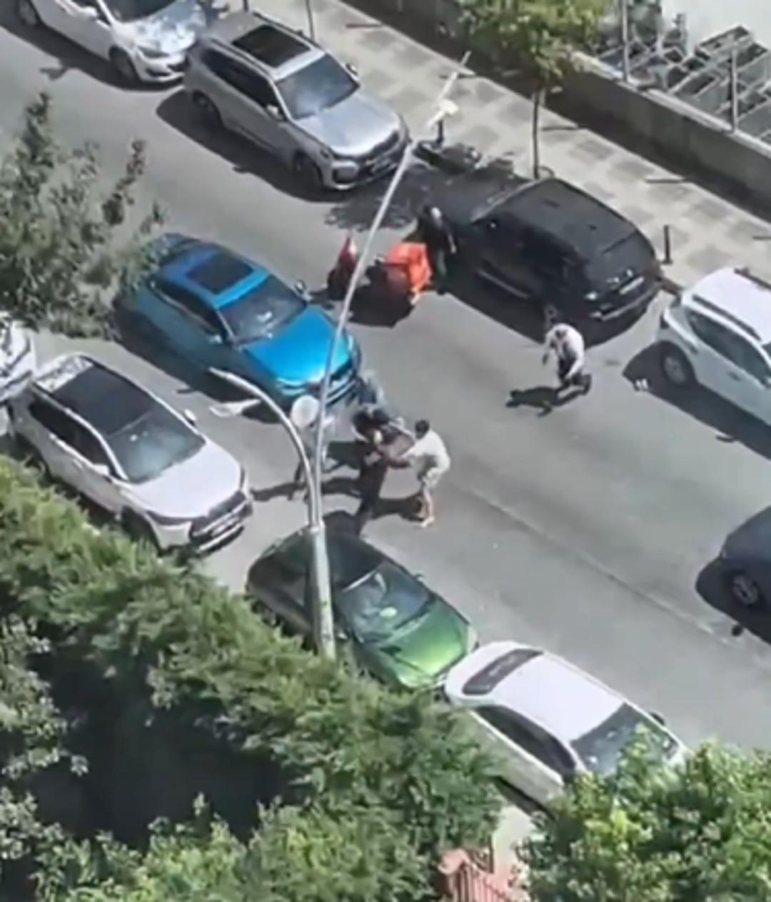 Siz misiniz saldıran? Üstüne saldıran beş kişiye de geri adım attırdı! Ardı ardına yumruklar... 2