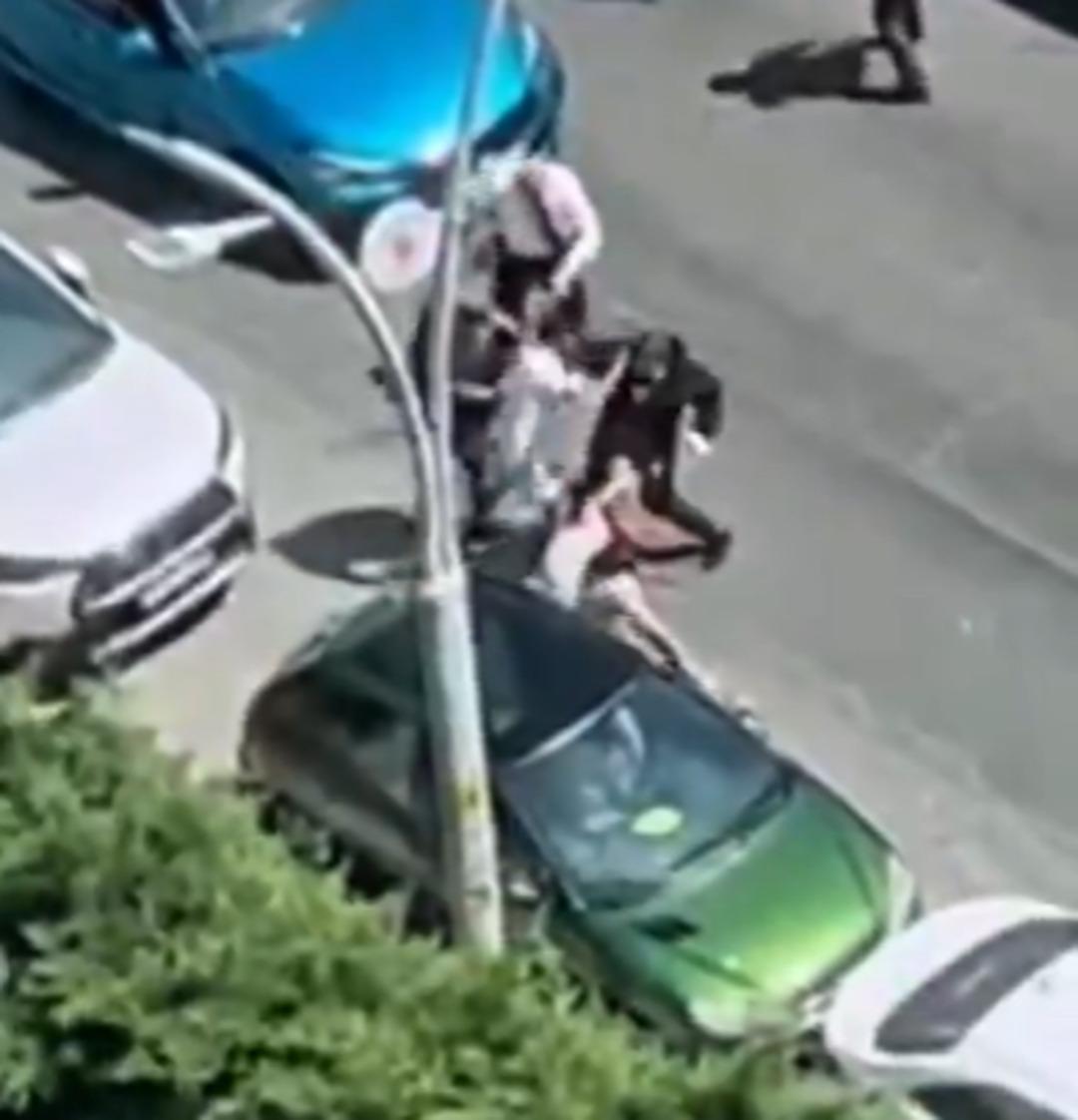 Siz misiniz saldıran? Üstüne saldıran beş kişiye de geri adım attırdı! Ardı ardına yumruklar... 4