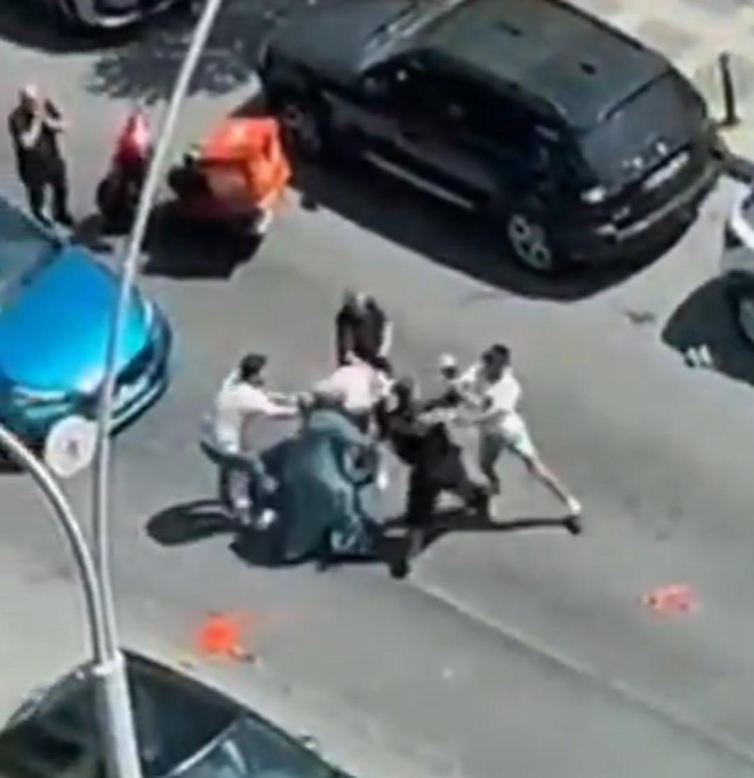 Siz misiniz saldıran? Üstüne saldıran beş kişiye de geri adım attırdı! Ardı ardına yumruklar... 1