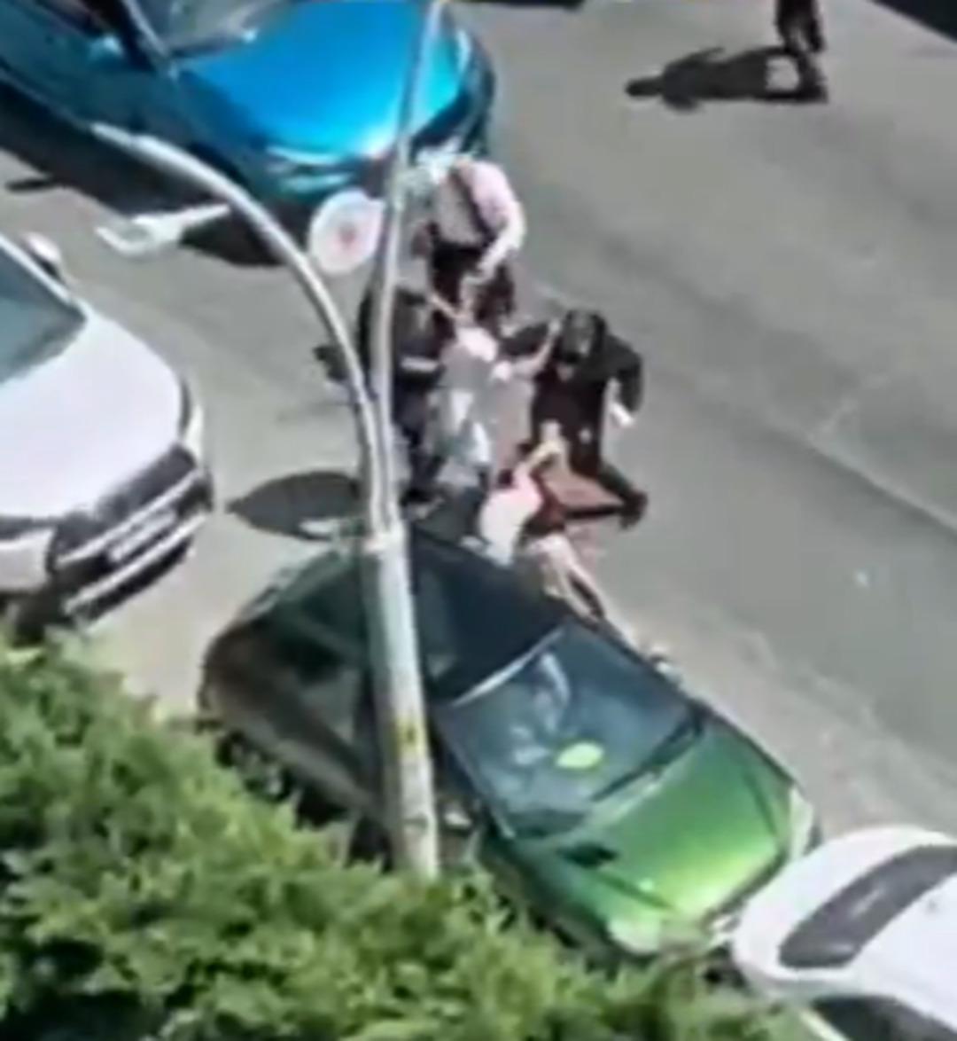 Siz misiniz saldıran? Üstüne saldıran beş kişiye de geri adım attırdı! Ardı ardına yumruklar... 3