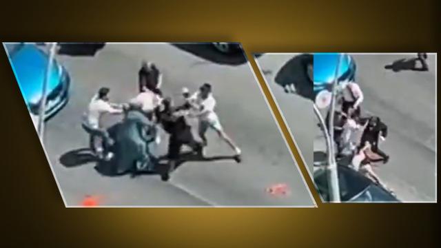 Üstüne saldıran beş kişiye de geri adım attırdı! Ardı ardına yumruklar...