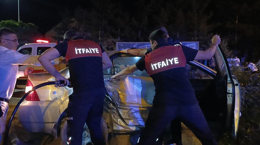 Sivas'ta iki otomobilin çarpışması sonucu 8 kişi yaralandı