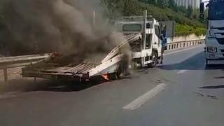 Bağcılar TEM Otoyolu’nda çekici yangını: Alevler sürücülerin müdahalesiyle söndürüldü