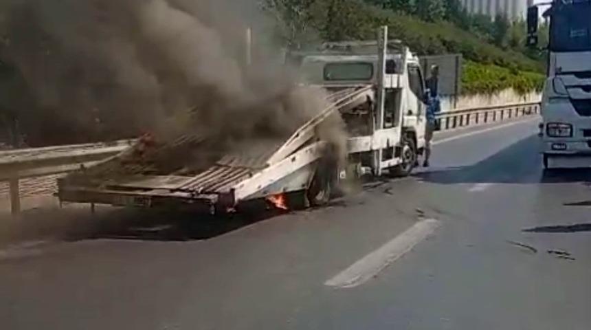 Bağcılar TEM Otoyolu’nda çekici yangını: Alevler sürücülerin müdahalesiyle söndürüldü