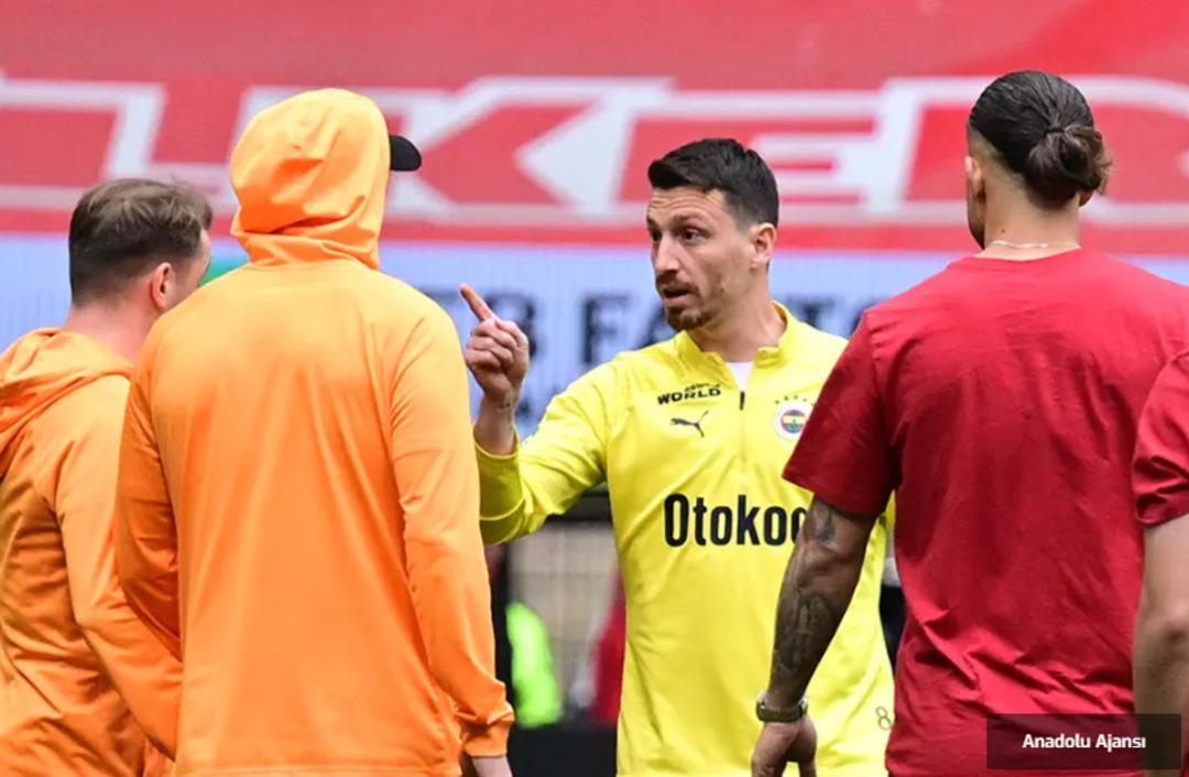 Derbide birbirlerine girmişlerdi! Kerem Aktürkoğlu na kavgalı olduğu Mert Hakan dan telefon... 1