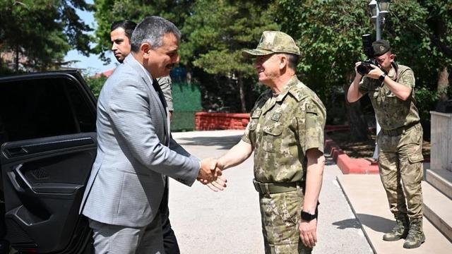 Erzurum Valisi'nden yeni rütbe alan Altuğ Paşa’ya tebrik