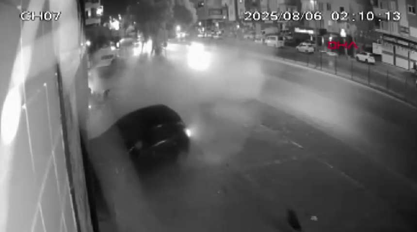 Alkollü ve ehliyetsiz sürücü otomobiliyle ağaca ve iş yerine çarptı