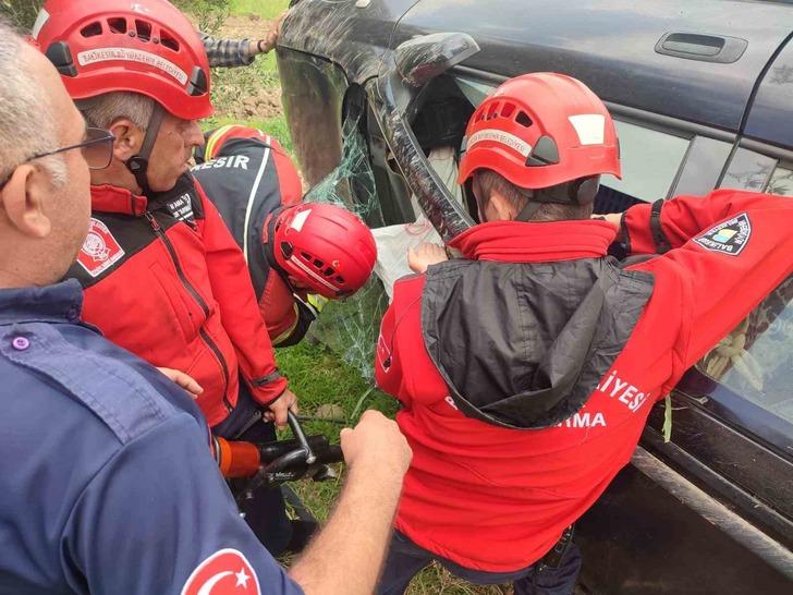 Havran’da sıkışmalı trafik kazası: Sürücü kurtarıldı G3