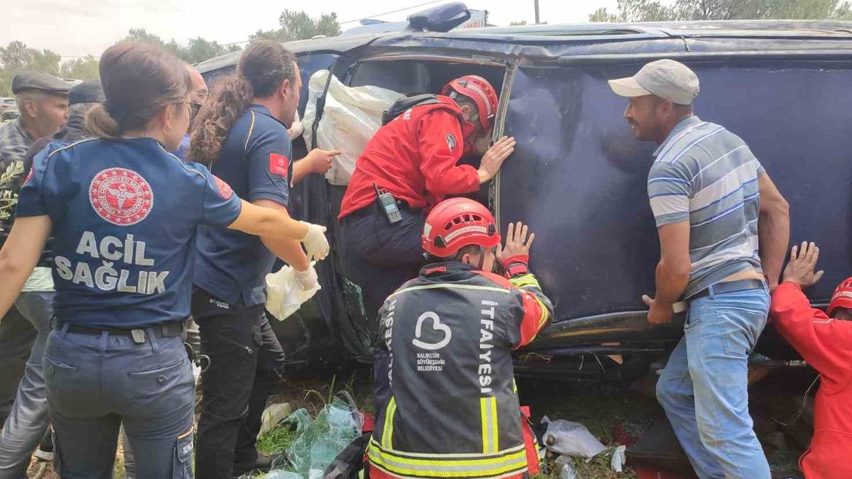 Havran&rsquo;da sıkışmalı trafik kazası: S&uuml;r&uuml;c&uuml; kurtarıldı
