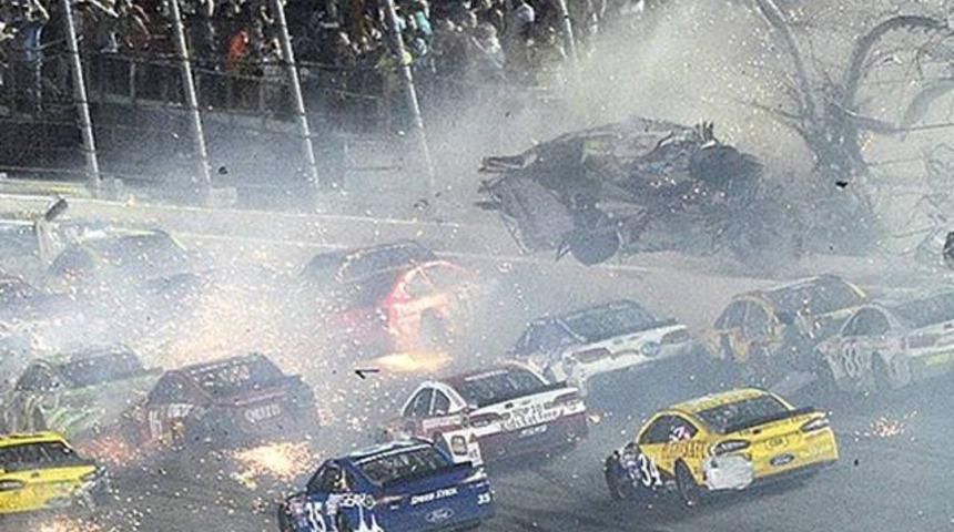 Nascar'da korkunç kaza!