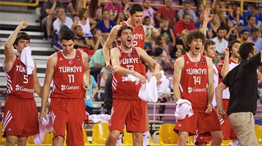 Galatasaray ve Fenerbah&ccedil;e'den millilere tebrik!