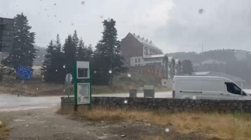 Uludağ 10 dakikalık yaz yağmuruyla serinledi