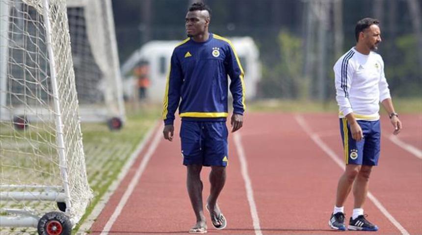 Flaş! Emenike transfer i&ccedil;in kamptan ayrıldı