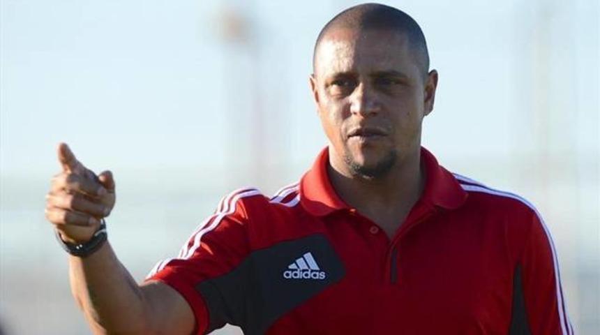 Roberto Carlos futbola geri d&ouml;nd&uuml;