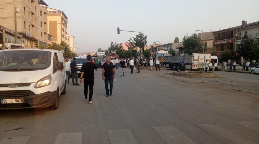 Bitlis'te freni boşalan tır, 8 aracı kullanılmaz hale getirdi