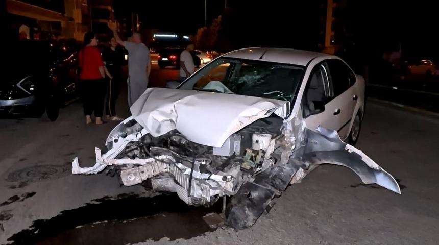 Kontrolden çıkan otomobil ağacı ve direği devirdi, sürücü kaçtı