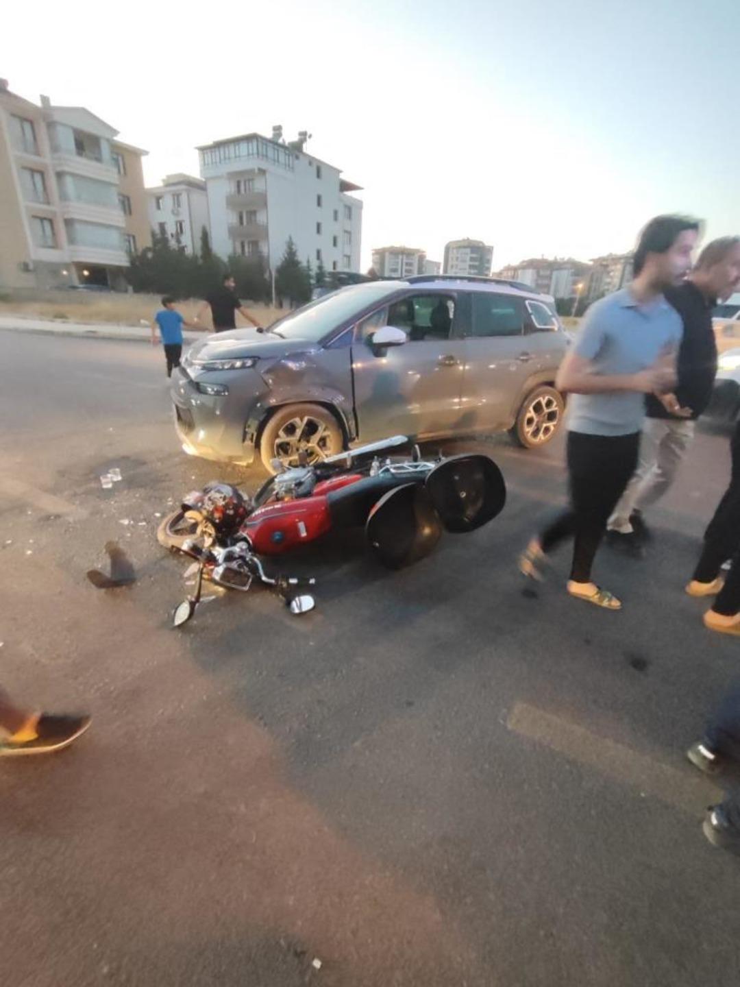 Elazığ da otomobil ile motosiklet çarpıştı:1 yaralı 1