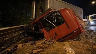 TEM’de tuğla yüklü tıra çarpan tır, hurdaya döndü: Sürücü yara almadan kurtuldu