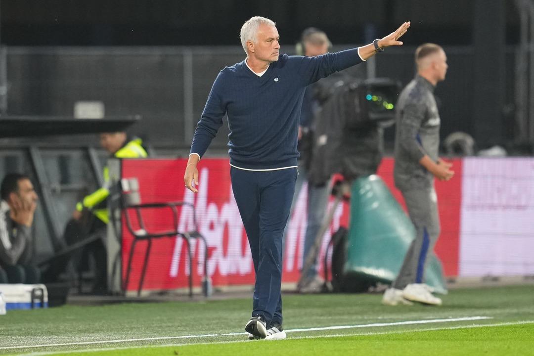 Fenerbahçe de Feyenoord yenilgisi sonrası teknik direktör Jose Mourinho transfer dedi! Yönetime sitem etti...   Hızlı oyuncumuz yok!   1