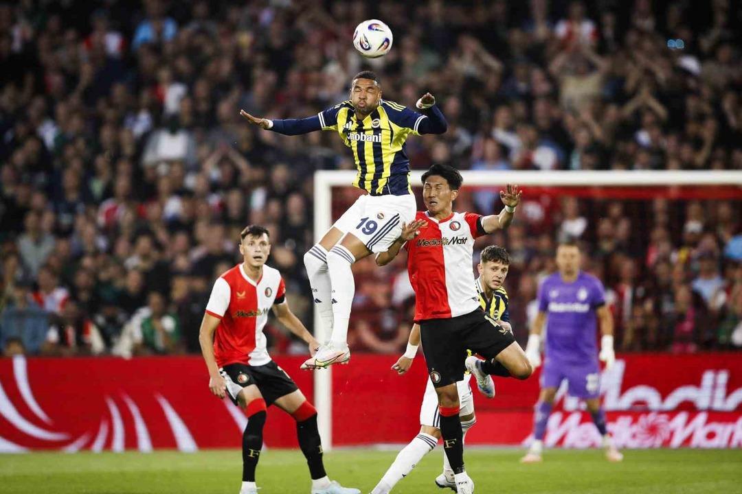 Fenerbahçe de Feyenoord yenilgisi sonrası teknik direktör Jose Mourinho transfer dedi! Yönetime sitem etti...   Hızlı oyuncumuz yok!   3