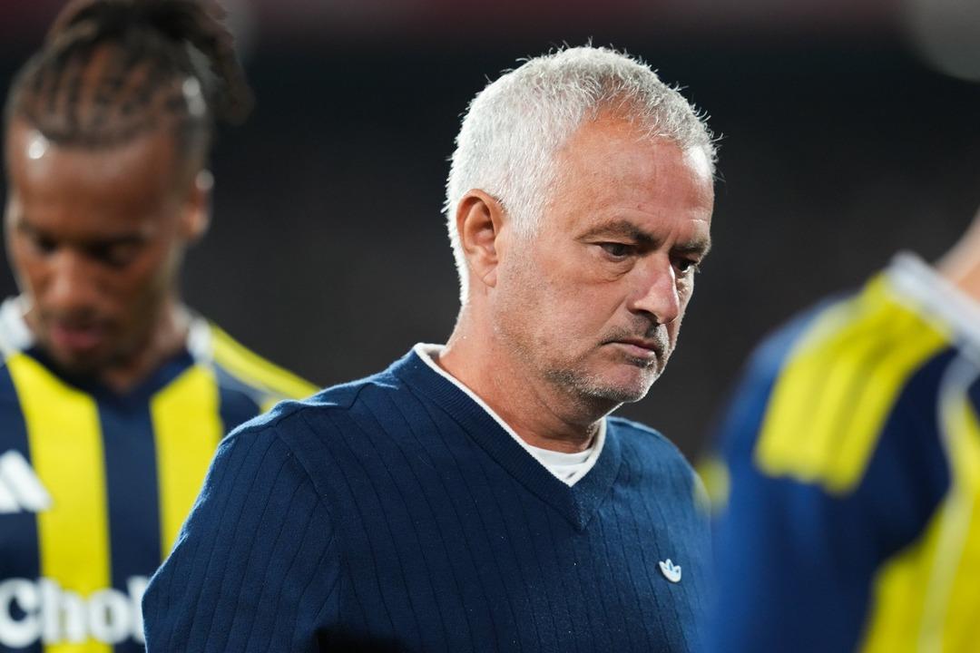 Fenerbahçe de Feyenoord yenilgisi sonrası teknik direktör Jose Mourinho transfer dedi! Yönetime sitem etti...   Hızlı oyuncumuz yok!   6
