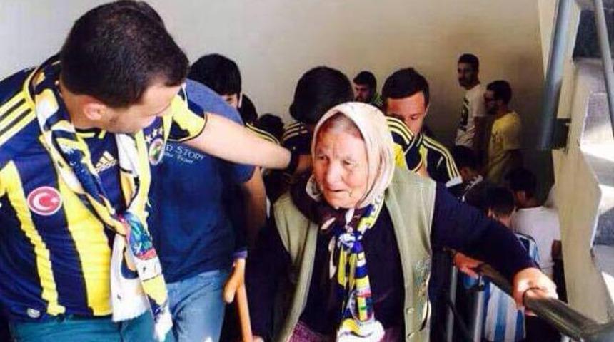 Persie'nin imza t&ouml;renine damga vuran olay