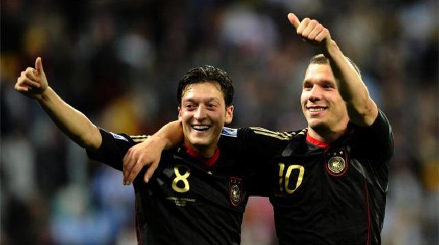 Mesut &Ouml;zil'in Podolski sevinci