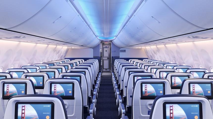 Dev hava yolu şirketi onlarca seferini iptal etti! Yolcular uçaktan indirildi