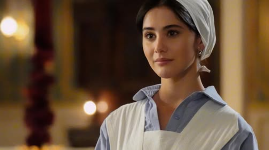 Şakir Paşa Ailesi'nin Sümbül'ü Helin Kandemir özel çekim için kamera karşısına geçti! Peş peşe bikinili pozlar... 