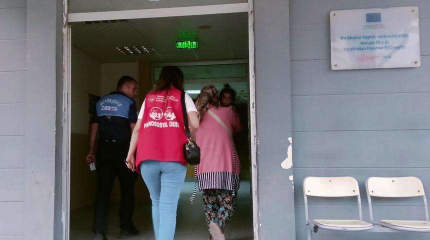 Hatay'da evlatlarıyla duygu sömürüsü yapan dilenci kadınlar yakalandı