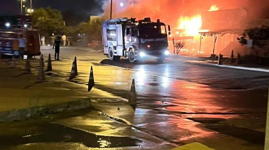 Kartal'da balıkçı barınağı alev alev yandı