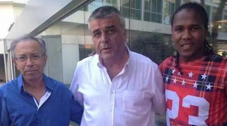 Akhisar, Rodallega'yı imza i&ccedil;in getirdi!