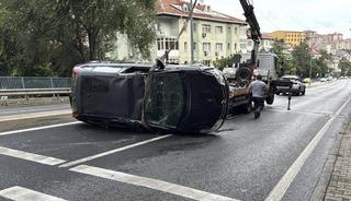 Sarıyer'de refüje çarpan araç takla attı