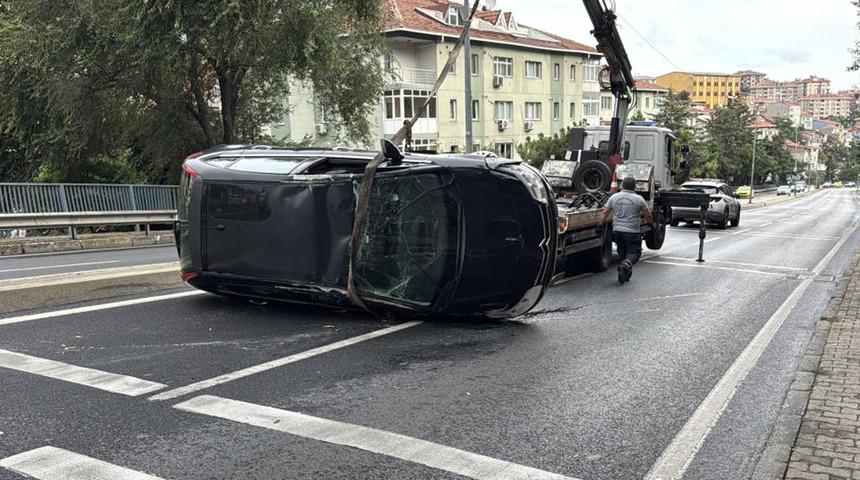 Sarıyer'de refüje çarpan araç takla attı: Sürücü yaralandı