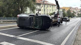 Sarıyer'de refüje çarpan araç takla attı: Sürücü yaralandı