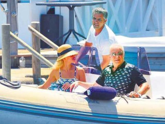 Ünal Aysal genç sevgilisiyle yakalandı