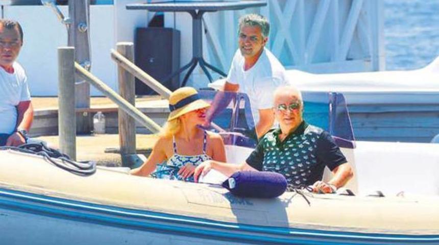 Ünal Aysal genç sevgilisiyle yakalandı