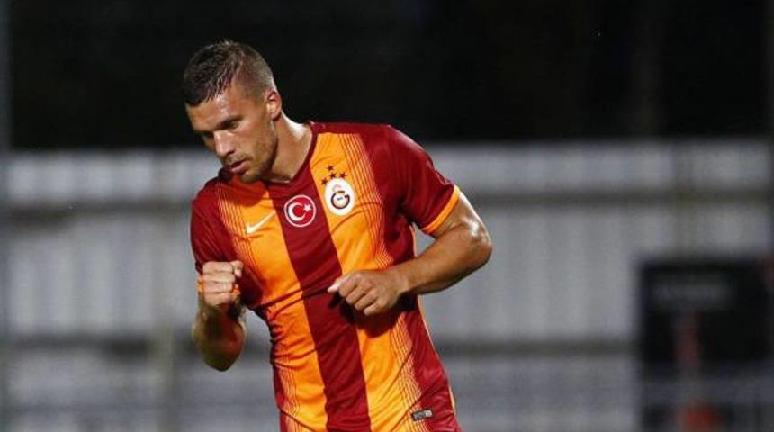 Yeni forvete gol&uuml; Podolski attı