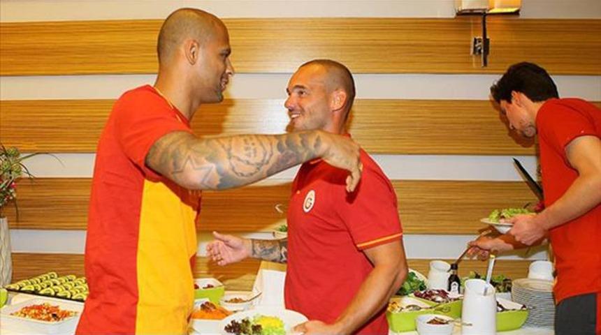 Sneijder ve Muslera'dan, Melo'ya 'Git' tezah&uuml;ratı