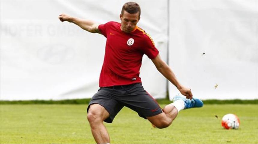 Podolski'nin şutu kaleciyi yaraladı