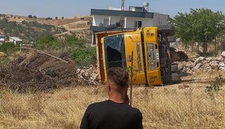Siirt'te hafriyat kamyonu devrildi