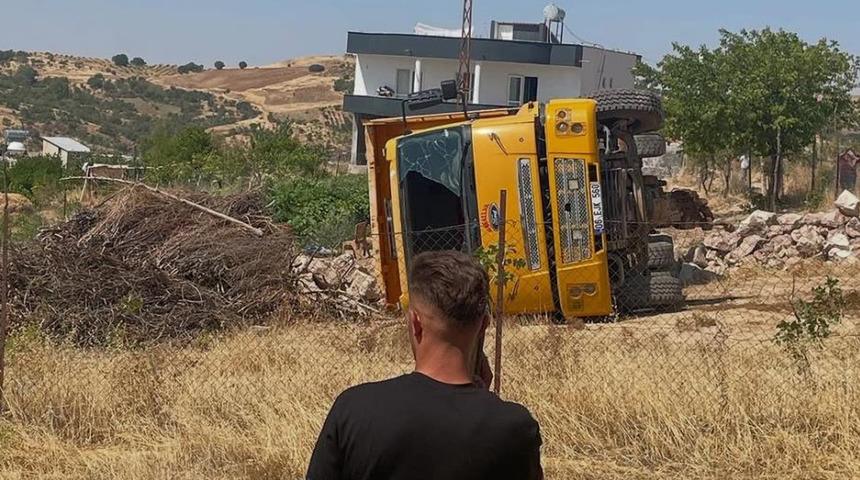 Siirt'te hafriyat kamyonu devrildi: 3 yaralı