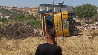 Siirt'te hafriyat kamyonu devrildi: 3 yaralı