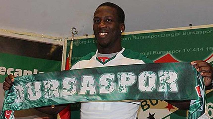 Bursaspor, Luis Advincula'ya imzayı attırdı