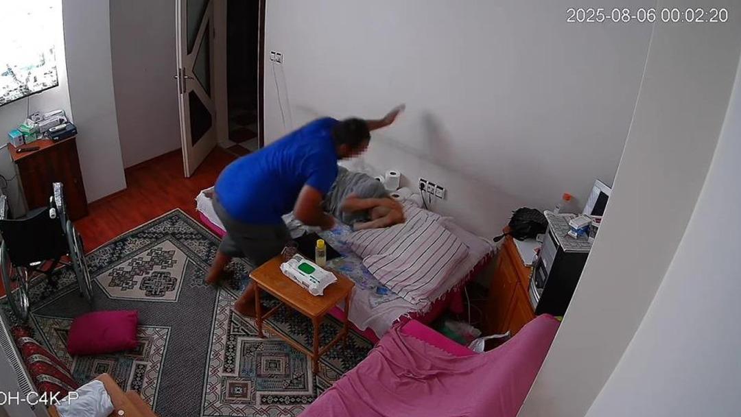 Denizli de korkunç olay! Her şey para için... Genç doktor annesini komaya girene kadar darbetti  1