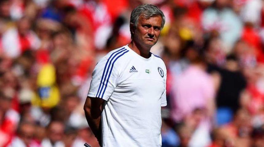 Mourinho ikincilik madalyasını seyirciye attı