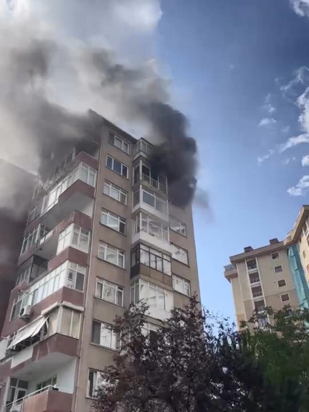 İstanbul un göbeğindeki 10 katlı binada yangın paniği! Çok sayıda itfaiye ekibi sevk edildi 1