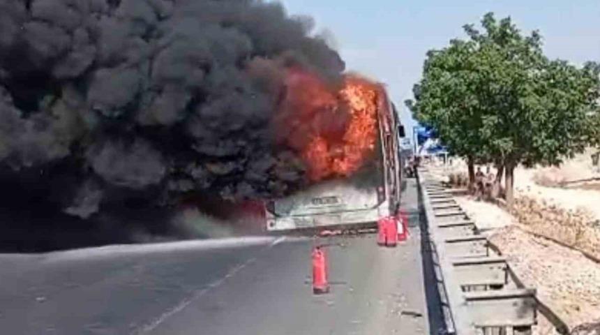Şanlıurfa’da şehir içi yolcu otobüsü alev alev yandı
